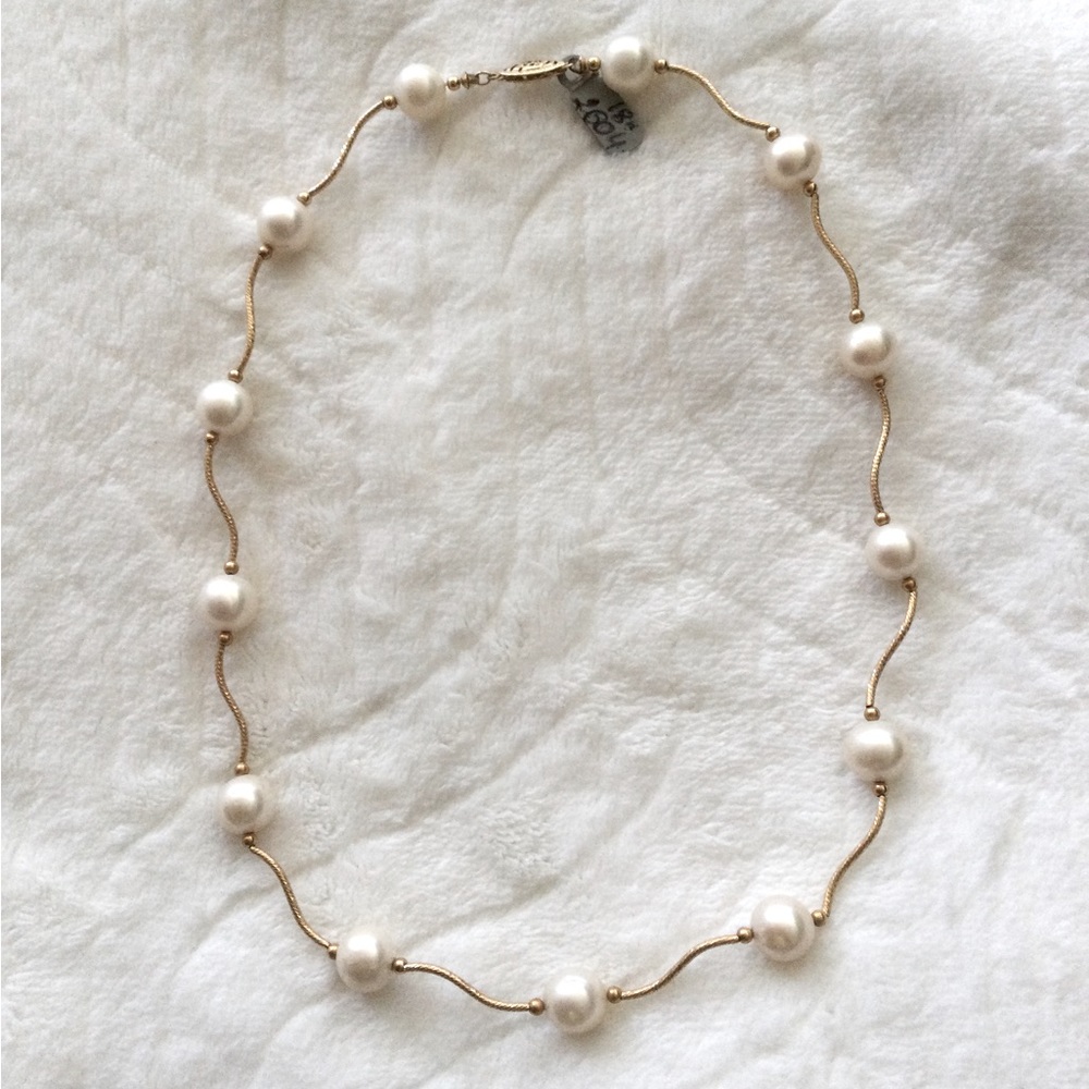 14KT yellow gold with 13 white pearls and 14kt gold bar between pearl necklace.